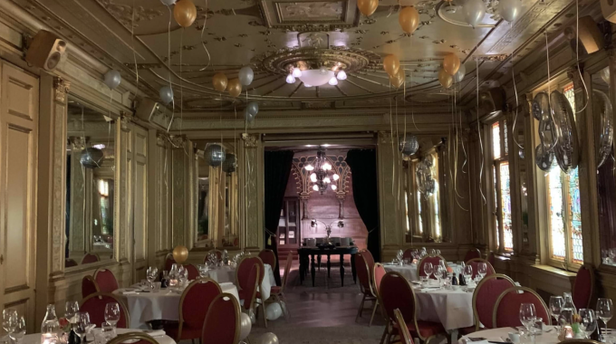 Bubbel, brunch och burlesk på Berns